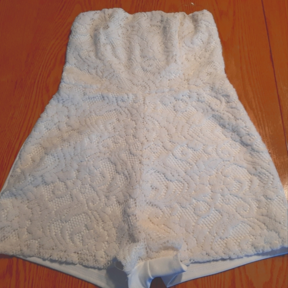 Women rompers 95% polyester 5% Spandex.
